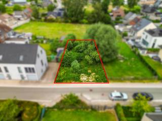 <p>Dit bouwperceel van 5a 52ca is gelegen in een uiterst rustige en kindvriendelijke woonwijk op een toplocatie in Herzele. Het perceel is geschikt voor open bebouwing en biedt de ideale combinatie van een aangename woonomgeving en een vlotte bereikbaarheid van voorzieningen. Bent u op zoek naar de perfecte locatie om uw droomwoning te realiseren? Contacteer Charlotte van IMMO TROEF via 052 52 52 00 of info@immotroef.be.</p>