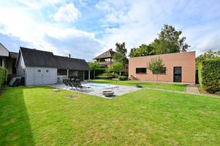 In een verkeersluwe straat te Anzegem vinden we deze ruime en charmante eigendom, waar karakter, comfort en ruimte mooi samenkomen. <strong>De gerenoveerde woning beschikt over een aangename tuin met prachtige poolhouse en swimspa, aangevuld met een bijzonder ruim bijgebouw van maar liefst 120 m²</strong>. Een eigendom met tal van mogelijkheden!<br /><br />We betreden de woning via de inkomhal, voorzien van een vestiaire en een prachtige authentieke vloer die meteen de charme van de woning benadrukt. De bijzonder ruime leefruimte bestaat uit een gezellige zithoek met ingemaakte kasten, bureel, een karaktervolle keuken met SMEG-gasfornuis en alle nodige toestellen, en een lichtrijke eetplaats met een prachtig zicht op de tuin.<br /><br />Op het gelijkvloers vinden we verder een praktische berging, een apart gastentoilet en een <strong>recente uitbouw uit 2020</strong>. Deze uitbouw omvat een badkamer met wastafel, douche en ligbad, evenals een ruime slaapkamer met ingebouwde dressing en airconditioning. Een ideale combinatie van comfort en functionaliteit.<br /><br />De bovenverdieping omvat twee ruime slaapkamers, waarvan één beschikt over een ensuite kamer die tal van mogelijkheden biedt. Via een vaste trap bereiken we de ruime zolderkamer. Deze ruimte biedt nog extra potentieel en zal nog worden voorzien van vloerisolatie. Het dak werd recent vernieuwd en beschikt over twee ruime Velux-ramen, waardoor ook hier een aangename, lichtrijke ruimte ontstaat. Daarnaast beschikt de woning nog over een praktische kelder en extra carport.<br /><br />Ook buiten heeft deze eigendom heel wat te bieden. In de ruime tuin geniet je in alle rust van het buitenleven, met als absolute troef de prachtige poolhouse met swimspa. <strong>Het ruime bijgebouw (2022) van maar liefst 120 m² </strong>is achteraan bereikbaar en biedt bovendien tal van mogelijkheden, gaande van opslag en hobbyruimte tot een atelier of professionele invulling.<br /><br />Meer info? Contacteer Els Callewaert via 0478 61 64 34 of els@immoroman.be