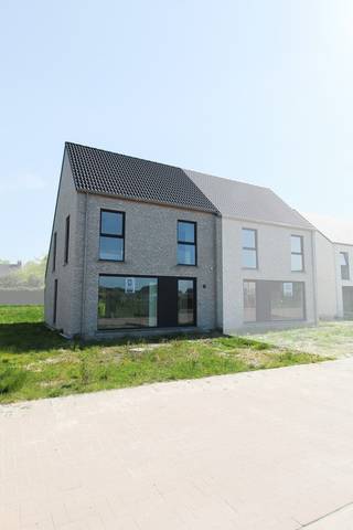 In het rustige Meulebeke in een kindvriendelijk buurt bouwt Hectaar deze twee hedendaagse halfopen bebouwingen met zuid-gerichte tuin. Deze woningen zijn gelegen op een beugscheut van het centrum van Meulebeke en vlakbij invalswegen richting Tielt, Ingelmunster, Dentergem,... <br /><br />Lot 60 is een moderne halfopen nieuwbouwwoningen met zonnige tuin. Deze woning beschikt over: 3 volwaardige slaapkamers, lichtrijke leefruimte met open keuken, ruime bergruimte/wasplaats, volledig uitgeruste badkamer en zolder te bereiken met een uitrekbare trap. <br />Er wordt een prefab garagebox voorzien in de prijs. <br /><br />Troeven:
<ul>
<li>Kindvriendelijke en rustige woonbeurt;</li>
<li>Voorzien van laminaat op het eerste verdiep, schilderwerken en verlichting; </li>
<li>Energiezuinige woning; </li>
<li>Vloerverwarming op het gelijkvloers;</li>
<li>3 ruime slaapkamers;</li>
<li>Zuidgerichte tuin; </li>
<li>Losstaande garagebox inbegrepen in de prijs. </li>
</ul>
Dankzij de ligging en duurzame visie zijn deze woningen geschikt als vaste woonplaats of rendabele investering. <strong>De woning is woonklaar, direct beschikbaar en voorzien van laminaat in de slaapkamers en nachthal, schilderwerken en verlichting.</strong><br />Voor investeerders zoeken we bovendien gratis de eerste huurder, wat zorgt voor zekerheid én gemak.<br /><br />Aarzel zeker niet om contact op te nemen bij vragen of verdere interesse.