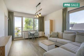 This cozy and bright apartment is ideally located on the Gouverneurverwilghensingel in Hasselt, in an excellent location near the city center, shops, public transport and with an easy connection to the motorway.Located in a building dating from 1975, the apartment was renovated in 2020. With a living area of approximately 50 m², it has a pleasant living space with a balcony, an equipped kitchen, a bedroom and a bathroom.Additional advantages are the private garage box and the practical basement storage, which provide extra comfort and storage space.The windows were completely renewed in 2019.The roof of the apartment building was completely renewed in 2023.Thanks to its central location and compact, ready-to-move-in character, this apartment is ideal as an investment or for private living.The property is offered through the Pre-sale formula. On 18/06/2026 between 16:00 and 18:00, you can come visit the property by appointment and make an offer. The listed price is a starting price. For further information, please contact the property agent.Register of measures: no