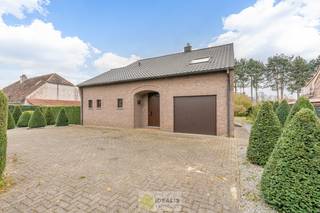 IDEALIS VASTGOED – VERZORGDE GEZINSWONING MET 2 SLAAPKAMERS (MOGELIJKHEID TOT MEER) OP AANGENAAM PERCEEL VAN 11A 28CA. - De woning omvat +-...