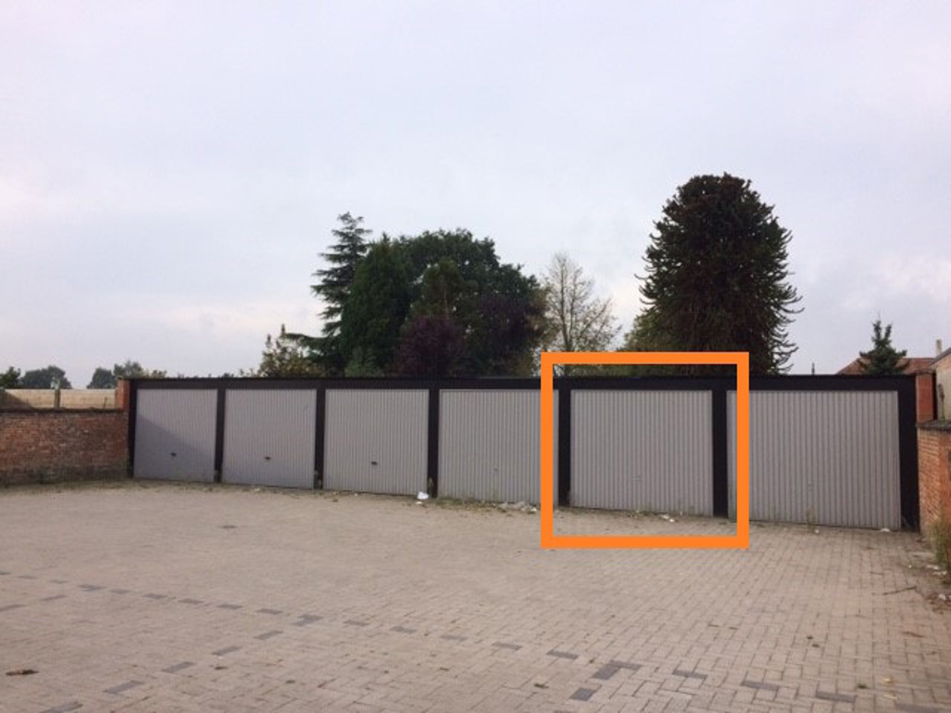 In het centrum gelegen en afsluitbare garage (nr. 5) bereikbaar via doorrij naar de achterzijde van gebouw. Vrij per 1 december 2026