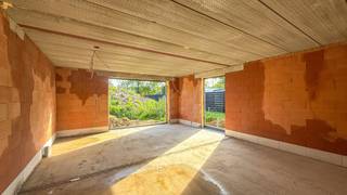 Moderne halfopen nieuwbouwwoning in ruwbouw – Singelstraat 71 in Heusden-Zolder!<br /><br />Moderne nieuwbouwwoning in ruwbouw met 3 slaapkamers, gelegen in een rustige en aangename omgeving in Berkenbos. Dankzij de gunstige ligging zijn winkels, scholen, belangrijke verbindingswegen en voorzieningen vlot bereikbaar.<br /><br />Deze stijlvolle halfopen bebouwing wordt opgetrokken in een lichte gevelsteen en combineert een strakke, moderne uitstraling met een praktische indeling en biedt de toekomstige eigenaar de mogelijkheid om de verdere afwerking volledig naar eigen smaak en wensen te bepalen.<br /><br />De woning beschikt over een bruto bewoonbare oppervlakte van 180 m² en is gelegen op een perceel van 4,23 are.<br /><br />Via de inkomhal komt men binnen in de woning, waar meteen de open en lichtrijke leefruimte tot zijn recht komt. De ruime zithoek en eetplaats sluiten mooi aan op de moderne keuken, waardoor een aangenaam en ruimtelijk geheel ontstaat. De grote raampartijen zorgen voor een overvloed aan natuurlijk licht en creëren een fijne verbinding met het terras en de achterliggende buitenruimte. Aansluitend aan de keuken bevindt zich een praktische berging, ideaal voor extra opslag en huishoudelijke voorzieningen. Verder is er op het gelijkvloers een apart toilet voorzien.<br /><br />Via de vaste trap bereikt men de eerste verdieping en bevinden zich 3 slaapkamers, waarvan één slaapkamer beschikt over een dressing, evenals een badkamer en een 2de toilet.<br /><br />De woning wordt als ruwbouw aangeboden en het perceel wordt vlak afgewerkt, zodat de toekomstige eigenaar meteen met de verdere aanleg en aanplanting kan starten.<br /><br />Ook buiten is er voldoende ruimte om volop van het wonen te genieten. Achteraan bevindt zich een ruim terras dat rechtstreeks aansluit op de leefruimte en toegang geeft tot de buitenruimte. De hedendaagse vormgeving met het strakke volume en het platte dak zorgt bovendien voor een moderne uitstraling.<br /><br />Pluspunten:<br />- Moderne en strakke architectuur;<br />- Rustige ligging in Berkenbos;<br />- 180 m² bruto bewoonbare oppervlakte;<br />- Grondopp. van 4,23 are;<br />- 3 slaapkamers, waarvan 1 met dressing;<br />- Ruime en aangename leefruimte;<br />- Regenwaterput ;<br />- Ideaal voor wie een moderne nieuwbouwwoning naar eigen smaak wil afwerken!<br /><br />Prijsindeling: <br />150.000 euro (grondwaarde) x 12% registratierechten = 18.000 euro <br />149.000 euro (constructiewaarde) x 21% btw = 31.290 euro<br />Totaalprijs excl. notariskosten = 348.290 euro<br /><br />Een interessante opportuniteit voor wie op zoek is naar een moderne halfopen nieuwbouwwoning in ruwbouw en de verdere afwerking volledig naar eigen wensen wil bepalen!<br /><br />Interesse? Voor een bezichtiging ter plaatse of meer info, bel ons op 078/78.78.70, of kom gerust binnen in ons kantoor — je bent steeds welkom!