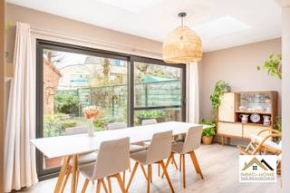 Deze prachtig gerenoveerde woning is gelegen in een heel rustige tuinwijk op de rand van Lokeren. De aangename inkomhal (met gastentoilet)...