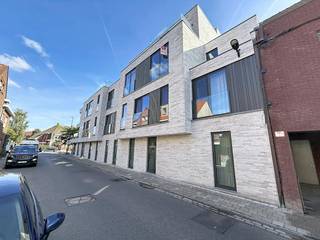 Bent u op zoek naar een nieuwbouw appartement met 1 slaapkamer en mooi terras te huur in Waregem? Dan is deze topper zeker iets voor u! Het beschikt over een oppervlakte van 69m² en een terras van 14m².<br /><br />INDELING<br /><br />- inkomhal<br />- lichtrijke leefruimte<br />- open keuken voorzien van alle toestellen<br />- ruim terras<br />- praktische berging naast de keuken<br />- badkamer voorzien van inloopdouche, lavabo en handdoekenverwarming<br />- slaapkamer 1<br />- gastentoilet<br /><br />ALGEMEEN<br /><br />- garagebox verplicht bij te huren: €75 per maand<br />- energiezuinig met een E-peil van E8<br />- BEN-woning<br />- enorm praktisch appartement met veel bergruimte<br />- leuke tuin<br />- veel lichtinval<br />- gordijnen en lichtarmaturen voorzien en volledig geschilderd<br />- nieuwbouw<br /><br />De snelste manier om een bezoek te brengen aan deze woning? Vraag je bezoek aan via de rode knop op onze website (www.dewaele.com) en je wordt gecontacteerd door onze verhuurexpert Jolien. Telefonisch kunnen er geen afspraken gemaakt worden. Bij andere vragen kun je ons telefonisch contacteren via 056 605 605.