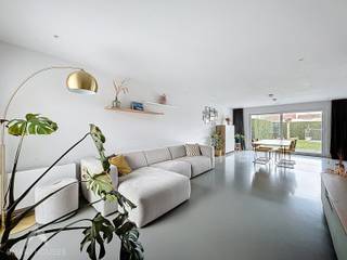 Rustig wonen in een doodlopende straat, met alle comfort binnen handbereik. Deze verzorgde woning verwelkomt je via de inkomhal met gastentoilet en leidt naar een lichtrijke leefruimte met gezellige zit- en eethoek – een plek waar je je meteen thuis voelt. De volledig geïnstalleerde keuken sluit naadloos aan en biedt toegang tot de garage én een aangenaam zicht op de onderhoudsvriendelijke tuin.<br />Op de eerste verdieping vind je drie volwaardige slaapkamers en een stijlvolle badkamer met douche, bad, lavabo en toilet. Extra bergruimte is voorzien via de praktische zolder, bereikbaar via een luik.<br />De tuin met terras en tuinhuis vormt een fijne buitenruimte waar je moeiteloos ontspant of geniet van lange zomeravonden. Parkeren kan handig op de oprit voor één wagen. <br /><br />Extra troeven<br /><br />
<ul>
<li>zonnepanelen</li>
<li>regenwaterput</li>
<li>zonneluifel</li>
<li>rustige ligging</li>
<li>kindvriendelijke wijk</li>
<li>nabij invalswegen, scholen, winkels</li>
<li>uitstekende ligging op slecht 0,5km van het centrum van Sint-Andries en op 4 km van Brugge</li>
</ul>
<br />Deze woning is te koop ZONDER makelaar via het concept van Smart Houses. Wenst u verdere inlichtingen of een bezoek? Contacteer rechtstreeks de eigenaar via kosterijstraat-26@hotmail.com
