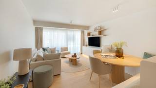 Res. Guillo. <br /><br />Gelegen in het hart van de Kustlaan, tussen het Lichttorenplein en het Driehoeksplein, op slechts enkele passen van het strand, bieden wij dit prachtig afgewerkte appartement aan.<br />Het appartement beschikt over een inkomhal met vestiaire en apart toilet, en een lichtrijke woonkamer die volledig is ingericht met op maat gemaakte inbouwkasten en hoogwaardige afwerkingen. De open keuken is uitgerust met moderne toestellen en biedt alle nodige comfort voor een aangenaam verblijf.<br /><br />Het appartement telt twee ruime slaapkamers, beide voorzien van ingebouwde kasten en toegang tot het terras. De hoofdslaapkamer is voorzien van een ensuite badkamer met een inloopdouche, dubbele lavabo en toilet. Daarnaast is er een derde kamer met stapelbed en ingebouwde kast. Aparte centrale douchekamer. <br /><br />Daarnaast is er de mogelijkheid om het appartement volledig gemeubileerd over te nemen. Dit appartement combineert luxe, comfort en een uitmuntende locatie, waardoor het een perfecte keuze is voor wie het beste van beide werelden zoekt.<br /><br />Mogelijkheid tot aankopen ruime autostaanplaats in de residentie. <br /><br />Ref. A703