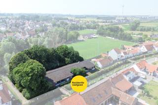 Dit voormalige dienstencentrum, gebouwd in 1973, bevindt zich op een perceel van 973 m² en beschikt over een bebouwde oppervlakte van meer dan 300 m². Het pand omvat onder meer een ruime inkom, hobbylokaal, grote zaal met bar van 169,75 m², sanitairblok, keuken, badkamer, bureau en verschillende bergingen/technische ruimtes.<br /><br />Dankzij de grote open ruimtes, meerdere toegangen naar buiten en de praktische indeling biedt dit gebouw tal van mogelijkheden, waaronder een eventuele residentiële invulling of herbestemming, mits het bekomen van de nodige vergunningen. De rondomliggende tuin en de ruime zaal vormen hierbij absolute troeven.<br /><br />Het pand is voorzien van centrale verwarming en heeft een EPC-label F.<br /><br />Contacteer ons voor meer informatie en bij interesse in een bezoek ter plaatse.