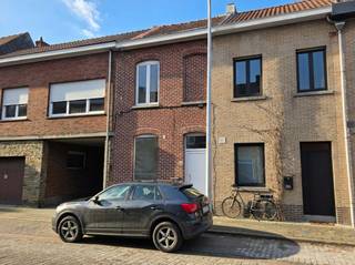 Deze centraal gelegen rijwoning is onlangs gerenoveerd en heeft volgende indeling:<br />inkom, wasplaats / berging, gastentoilet, kelder, open leefruimte met volledig uitgeruste keuken. (vaatwas / oven /microgolf/ frigo/diepvries), masterbedroom met airco, luxe-badkamer met inloopdouche en toilet, overloop die dienst kan doen als dressing. Tevens is er nog een praktische zolderruimte. <br />Absoluut pluspunt is het zongericht terras met aanpalend perk in kunstgras. Bovendien is er nog 1 privatieve parkeerplaats inbegrepen in de huurprijs. (Toegankelijk via de naastgelegen doorrit). <br /><br />Kortom een instapklare en verzorgde woning, ideaal voor een alleenstaande of een koppel. <br /><br />Interesse? Mail Jasper via Jasper@immopottelberg.be
