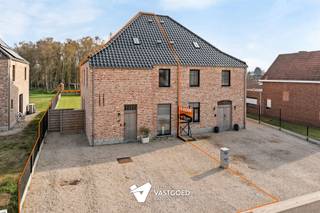 <p><span>Energiezuinige nieuwbouwwoning (E21) op perceel van 6are63ca in groene doch centrale omgeving.</span></p><p><span> </span></p><p><span>Belangrijkste troeven: </span></p><p><span>- Centrale ligging</span></p><p><span>- Kwalitatief afgewerkt</span></p><p><span>- Uitstekend onderhouden</span></p><p><span>- Warmtepomp</span></p><p><span>- Zonnepanelen</span></p><p><span>- Mogelijkheid tot 4 slaapkamers</span></p><p><span> </span></p><p><span>Bekijk zeker ook de grondplannen met de afmetingen. Zo krijgt u van thuis uit al een perfect beeld van wat deze woning te bieden heeft!</span></p><p><span> </span></p><p><span>Wenst u meer info of een vrijblijvende bezichtiging, contacteer dan ons kantoor op het nummer 011 85 15 15 en wij helpen u graag verder.</span></p>