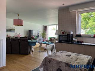<p><strong>PULHOF - Zeer licht en aangenaam PENTHOUSE op parket met 2 ruime slaapkamers en prachtig dakterras ca. 20m² op toplocatie nabij openbaar vervoer, scholen, ziekenhuizen, parken, winkels, belagrijke in-en uitvalswegen. </strong><br /><br /><strong>INDELING:</strong><br />De lift geeft meteen uit in het appartment waar men terecht komt in de INKOMHAL ca. 1,02m x 4,61m met apart gastentoilet. <br /><br />De riante, lichte LEEFRUIMTE ca. 4,66m x 6,87m gelegen op eiken houten vloer en een apart BUREAU hoek met aparte berging <br /><br />Een open volledig geïnstalleerde KEUKEN ca. 4,02m x 3,62m gelegen op tegel voorzien van opbergkasten en toestellen; een gasvuur met 5 kookpunten, dampkap, spoelbak, combi-oven, ijskast, diepvries en een afwasmachine. <br /><br />De leefruimte geeft toegang tot het prachtige zuid-west gericht TERRAS van ca. 20m² (3,70m x 4,86m) op bankirai.<br /><br />SLAAPKAMER 1 gelegen op parket ca. 3,98m x 3,30m. <br /><br />SLAAPKAMER 2 gelegen op parket ca. 3,70m x 5,08m. <br /><br />Ingerichte BADKAMER ca. 2,53 m x 2,87 die voorzien is van een riant bad met douchemogelijkheid, toilet en lavabomeubel met dubbele spoelbak gelegen op een tegelvloer<br /><br />Een BERGING voorzien van aansluiting wasmachine en droogkast<br /><br />Kelder ca. 6m².<br /><br /><span><strong>BIJZONDERHEDEN:</strong></span><br />* Licht en ruim penthouse op parket met uniek dakterras<br />* Fietsenberging en privatieve kelder aanwezig<br />* Spots voorzien, Individuele verwarming op gas<br />* Uitstekende locatie in de gegeerde Pulhofwijk,nabij scholen, openbaar vervoer, ziekenhuizen, parken en winkels<br />* Klein gebouw met 4 verdiepingen, lift in het gebouw</p>