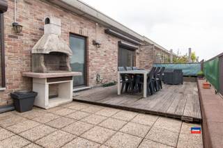 <p><span>HOBOKEN | INSTAPKLAAR DAKAPPARTEMENT MET TWEE SLAAPKAMERS, TWEE GROTE TERRASSEN EN KELDER | EPC C | </span></p><p><span>Indeling als volgt: leefruimte - halfopen geïnstalleerde keuken - terras vooraan (50m²) - terras achteraan (37m²) - twee slaapkamers met ingemaakte kasten - nachthal - prachtige, nieuwe badkamer met inloopdouche en lavabomeubel - wasplaats. </span></p><p><span>Privatieve kelder. Elektrische installatie conform het AREI en asbestveilig. Het appartement is gelegen op de vierde verdieping van klein gebouw met lift (tot derde verdieping) in een rustige woonwijk in de nabijheid van openbaar vervoer, scholen, natuurgebied en winkels. </span></p><p><span>De gemeenschappelijke kosten bedragen 150,00 EUR per maand (syndicus, minuterie, polis, lift en water). Extra: zonneluifel en elektrische rolluiken. Mogelijkheid tot aankoop van achterliggende garagebox. </span></p><p><span> </span></p>