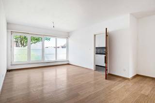<p><strong>Instapklaar, gerenoveerd appartement met 2 slaapkamers pal in het centrum van Hove <br /><br /></strong><strong><u>Algemeen</u>:</strong> <br />- Gelegen op de 1e verdieping (geen lift)<br />- Bewoonbare oppervlakte: ca. 75m²<br />- Optimale lichtinval<br />- 2 ruime slaapkamers (ca. 14 en 9m²)<br />- Volledig geïnstalleerde keuken<br />- Grote leefruimte (ca. 30m²)<br />- 2 kelderbergingen<br />- Op wandel- en fietsafstand van scholen, winkels en openbaar vervoer<br />- Zeer vlotte bereikbaarheid naar Antwerpen - Mechelen - Brussel (E19)<br /><br /><strong><u>Gemeenschappelijke</u> </strong><strong><u>kosten</u>:<br /></strong>- Gemeenschappelijke kosten: ca. 130 euro/maand<br /><br /><strong><u>Technische kenmerken:<br /></u></strong>- Bouwjaar: 1968 - Renovatie: 2026 (badkamer, keuken en verwarming)<br />- Parlofoon aanwezig<br />- Verwarming via airco’s<br />- Dubbele beglazing met PVC profielen (2005)<br /><strong><u><br /></u></strong><strong><u>Indeling:<br /></u></strong>- Inkomhal met ingemaakte vestiairekast<br />- Apart gastentoilet<br />- Leefruimte<br />- Gesloten keuken met voorz. WM/DK (ca. 8m²)<br />- 2 slaapkamers (ca. 14 en 9m²)<br />- Badkamer met douche, toilet en wastafel</p>
<p><strong>Voor meer informatie kan u terecht op www.deboerenpartners.be</strong></p>