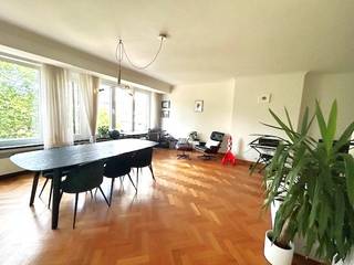 Dit appartement is gelegen in centrum Hasselt langs de kleine ring, op het Leopoldplein, op de derde verdieping.Het instapklare appartement heeft 2...