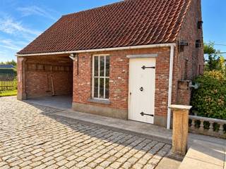 Karaktervolle langgevelhoeve met bijgebouwen, op een top-locatie in Duffel.Via de inkomhal bereiken we de living met aansluitend keuken en veranda, badkamer, garage en bureel. Op de verdieping zijn er 5 slaapkamers en een badkamer. Verder is er een bijgebouw(51m²) een bakhuis(14m²) en serre.Mits grondige renovatie maakt U van deze woning een parel.