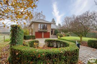 Schitterend gelegen split-level woning nabij Kalmthoutse Heide met o.a. leefruimte, ingerichte keuken, ruime veranda, bijkeuken,...