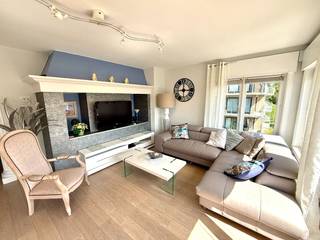Gerenoveerd bemeubeld 2 slaapkamer appartement met ruime en lichtrijke living. <br /><br />Vlakbij het centrum en op 100m van het strand. <br /><br />Open ingerichte keuken, ruime woonkamer, 2 slaapkamers, badkamer met douche, toilet, 2 terrassen en zeer grote kelderbergingen. <br /><br />Geen lift= minder gemeenschappelijke kosten! <br />EPC: 636 kWh/m² - Label F<br />Het appartement valt onder de renovatieplicht voor residentiële woningen. <br /><br />Meer info en virtueel bezoek: www.immodepanne.be