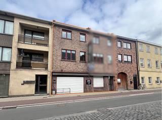 Droomt u ervan om uw zelfstandige handelszaak op te starten? Dan zou deze opportuniteit wel iets voor u kunnen zijn.<br /><br />Dit handelspand, wat een voormalige een slagerij is, beschikt over een bruikbare vloeroppervlakte van maar liefst 368 m². De zaak heeft een uitstekende commerciële ligging in het hartje van Sint-Niklaas. Daarenboven beschikt deze prachtige handelszaak over een bovenliggend appartement. <br /><br />De handelsruimte bestaat uit een commerciële ruimte, grote koelruimte, berging, toilet en garage.<br />Het appartement bevindt zich op de eerste verdieping en tweede verdieping. De indeling is als volgt: een ruime leefruimte, een volledig geïnstalleerde keuken, een badkamer met douche en toilet, 3 slaapkamers en als grootste troef een gezellig terras op de derde verdieping.<br /> <br />Troeven: TOP ligging / handelspand met bovenliggende woonst / parkeergelegenheid voor de deur<br /><br />Had u graag meer informatie of een rondleiding gehad in dit unieke pand? Aarzel dan niet om ons te contacteren via 052/41.41.94 of via info@rosiersderidder.be<br />Referentie: 5127