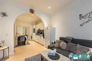 Dit instapklaar 2 slaapkamer appartement op het 1ste verdiep maakt deel uit van een kleinschalig gebouw bestaande uit 4 units zonder lift. Het...