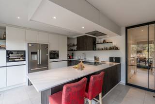 Exclusief penthouse met 70 m² terras op toplocatie!<br /><br />Dit exclusieve penthouse uit 2021 combineert ongeëvenaard comfort met pure luxe en stijl. Gelegen in een kleinschalig project van 5 appartementen, geniet u hier van alle rust en privacy op wandel- en fietsafstand van de gezellige markt, winkels en het openbaar vervoer. <br /><br />Met een royale oppervlakte van 133 m² beslaat dit appartement de volledige tweede verdieping, bereikbaar via de lift of trap. Bij binnenkomst valt meteen de lichtovergoten leefruimte op. Dankzij de grote raampartijen geniet u hier van een overvloed aan natuurlijk licht en heeft u direct toegang tot de twee riante terrassen van elk 35 m². Of u nu een zonneklopper bent of liever de schaduw opzoekt onder de zonneluifel, hier geniet u op elk moment van de dag. Screens en airconditioning zorgen bovendien altijd voor het perfecte binnenklimaat.<br /><br />De open, luxueuze keuken is voorzien van alle hedendaagse kwaliteitstoestellen. Bovendien is het volledige appartement voorzien van stijlvolle ingemaakte kasten. Dit penthouse beschikt over twee ruime slaapkamers, waarvan de masterbedroom is uitgerust met een eigen dressing en badkamer met prachtige inloopdouche en toilet. Een derde slaapkamer is perfect mogelijk en is momenteel ingericht als polyvalente hobbyruimte. Daarnaast is er een apart gastentoilet en een tweede badkamer met inloopdouche en ruimte voor wasmachine en droogkast. Ook aan praktische ruimte is gedacht: een handige berging herbergt de technieken (ventilatiesysteem en energiezuinige warmtepomp). <br /><br />Tot slot beschikt u over een eigen carport, een extra autostaanplaats en een royale ingerichte kelderberging van maar liefst 18 m², aangevuld met een gemeenschappelijke fietsberging achteraan.<br />Kortom: een unieke kans op high-end wonen! <br /><br />Interesse? Voor meer informatie of een bezoek kunt u contact opnemen via info@immovl.be of 014 58 02 08.
