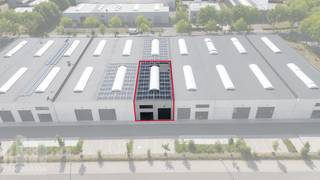 <strong>KMO-unit van 311 m² te koop</strong> in<strong> industriezone Permeke </strong>op een uitstekende locatie langs het <strong>Vlamingveld</strong> en naast de <strong>E40</strong>.<br />Dit moderne bedrijfsgebouw is ideaal voor kmo-activiteiten zoals productie, atelier, opslag of logistiek en beschikt over 2 privatieve parkeerplaatsen.<br />De lichtrijke loods met raampartij is opgetrokken in een duurzame staalconstructie met betonsandwichpanelen, afgewerkt met een geïsoleerd steeldeck en voorzien van een polybetonvloer.<br />Verder beschikt het pand over een automatische sectionale poort, dubbele beglazing, sanitair, databekabeling, kabelgoten, wifi en energiezuinige LED-verlichting.<br /><br />Dankzij de aanwezige zonnepanelen geniet u van een lage energiekost. De zonnepanelen dienen afzonderlijk te worden aangekocht.<br /><br />Dit volledig instapklare bedrijfsgebouw combineert een kwalitatieve afwerking met een strategische ligging en uitstekende bereikbaarheid langs de E40.<br />De verkoop verloopt via een <strong>onroerende leasingconstructie</strong>, waardoor slechts 2,5% eigen inbreng vereist is. Een unieke opportuniteit voor ondernemers die op zoek zijn naar een kwalitatief bedrijfsgebouw met een beperkte initiële kapitaalsinvestering.<br /><br />Contacteer <strong>PANORAMA B2B </strong>voor inlichtingen, plannen of een vrijblijvend plaatsbezoek via <strong>0479 70 70 73</strong>.
