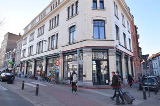 Bent u op zoek naar een commerciële toplocatie die zichzelf verkoopt? <strong>Dit karaktervolle hoekpand </strong>(voormalig 'Vivaldis Interim' &amp; KBC) geniet van een schitterende visibiliteit en een enorme passage, strategisch gelegen tussen de Kleine Ring en het Sint-Pietersstation.<br /><strong>Oppervlakte: </strong>ca. 94 m² (gelijkvloers).<br /><strong>Troeven:</strong> Grote raampartijen, enorme passage, iconische uitstraling.<br /><strong>Bestemming:</strong> Ideaal als kantoor, flagshipstore of handelspand.<br /><strong>Beschikbaarheid: </strong>Onmiddellijk. Financieel: Huurprijs: € 2.450 per maand. Onroerende voorheffing ten laste van de huurder.<br />Maak van dit adres uw nieuwe uitvalsbasis in Gent! Contacteer info@immodelestre.be of 054 33 62 52. www.immodelestre.be