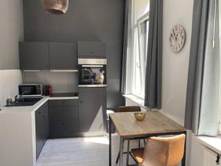 Gezellig gemeubeld appartement in een zijstraat van de Meir!GA NAAR WWW.DEBOERENPARTNERS.BE OM RECHTSTREEKS UW ONLINE AFSPRAAK IN TE PLANNENHet...