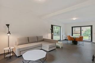 <strong>Instapklare villa met 3 ruime slaapkamers</strong> in een <strong>rustige, groene buurt</strong>, vlakbij het <strong>centrum van Heide <span>te huren voor 1 jaar vanaf 01/01/2027!</span></strong><br /><br />Deze villa, gelegen in een <strong>rustige, groene wijk</strong> en toch op <strong>wandelafstand van het centrum</strong> van Heide, het station, openbaar vervoer, winkels en scholen: <strong>rust en privacy</strong>, gecombineerd met alle voorzieningen binnen handbereik.<br /><br />Deze villa is voorzien van:<br />- <strong>Ruime inkomhal </strong><br />- Toilet met handenwasser<br />- <strong>Lichtrijke woonkamer</strong> met zicht op de groene, omheinde tuin<br />- <strong>Keuken</strong>, volledig uitgerust met alle nodige toestellen <br />- <strong>Drie ruime slaapkamers:</strong><br />Twee kamers zijn reeds<strong> voorzien van bedden en kasten<br /></strong>Slaapkamer 1: ca. 13 m²<br />Slaapkamer 2: ca. 12 m²<br />Slaapkamer 3: ca. 12 m²<br />-<strong> Praktische berging </strong>met <strong>extra kasten</strong> voor opbergruimte<br />- <strong>Garage met manuele poort</strong> en <strong>handige zolderverdieping</strong> voor extra opslag<br /><br />Tuin:<br />- <strong>Een volledig omheinde, groene tuin</strong><br /><br />Ligging:<br />- Slechts <strong>enkele minuten van het centrum van Heide</strong><br />- Dichtbij winkels, openbaar vervoer en scholen<br />- Meubels blijven staan<br /><br />Beschikbaarheid: 01/01/2027
