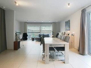 Le moyen le plus rapide pour visiter cette propriété ? Demandez votre visite via le bouton rouge de notre site Web (www.dewaele.com) et vous serez contacté par l'un de nos experts en location. <br /><br />Maison prête à emménager avec 3 chambres, jardin ensoleillé et place de parking dans un emplacement central à Torhout.<br /><br />La maison a la disposition suivante :<br />- Entrée avec toilettes séparées<br />- Espace de vie lumineux <br />- Cuisine ouverte avec cuisinière avec hotte, évier, four, réfrigérateur et lave-vaisselle<br />- Local de rangement spacieux avec raccordement pour machine à laver<br />- 3 chambres<br />- Salle de bain avec lavabo et douche<br />- Jardin ensoleillé avec terrasse paysagée et abri de jardin<br />- Allée spacieuse<br /><br />Caractéristiques supplémentaires :<br />- Maison prête à emménager et lumineuse<br />- Place de parking prévue à côté de la maison<br />- Faible consommation d'énergie<br />- Situé au centre de Torhout, à proximité des commerces, des transports en commun, des routes d'accès,...<br /><br />Êtes-vous intéressé par cette propriété à louer à Torhout ? N'hésitez pas à nous contacter.