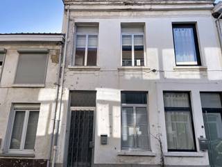 Te renoveren rijwoning in het hart van Lier, op slechts 200 meter van een school, openbaar vervoer en diverse winkels. De Grote Markt en het station liggen op wandelafstand.<br />De woning is ingedeeld als volgt: een kleine inkomhal, leefruimte met open keuken, een apart toilet en een wasplaats. Op de eerste verdieping bevindt zich één slaapkamer en een ruime badkamer met tweede toilet, ligbad, douche en lavabomeubel. De zolderverdieping werd ingericht als tweede slaapkamer.<br />De woning vraagt een grondige opfrissing, maar biedt een zeer praktische en doordachte indeling.<br />Renovatieverplichting.