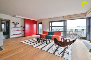 <p><span>Op zoek naar een ruim, lichtrijk en instapklaar appartement met een prachtig uitzicht? Dit stijlvolle dakappartement op de 5e verdieping combineert comfort, ruimte en een uitstekende ligging in Boom.</span></p><p><span> </span></p><p><span>Indeling:</span><span> </span></p><p><span> </span></p><p><span>Het gebouw beschikt over een groen domein met een gemeenschappelijke tuin, een fietsenberging en een praktische afvalvoorziening.</span></p><p><span>Via de verzorgde gemeenschappelijke inkomhal bereikt u het dakappartement op de vijfde verdieping, zowel met de lift als via de trap.</span></p><p><span> </span></p><p><span>We betreden het appartement via de ruime inkomhal met apart toilet, ideaal voor gasten. De inkomhal biedt toegang tot de riante en lichtrijke woonkamer. <br />Aansluitend vinden we de open keuken, deze vormt een aangenaam geheel met de leefruimte en beschikt aansluitend over een aparte, praktische berging met aansluitingen voor een wasmachine en droogkast.</span></p><p><span><br />Via de nachthal bereiken we de twee volwaardige slaapkamers (28m² en 17,5m²). De grootste slaapkamer beschikt over een dressing met ingemaakte kasten.</span></p><p><span>De badkamer is uitgerust met een ligbad, een inloopdouche en een toilet.</span></p><p><span> </span></p><p><span>Bovendien beschikt het appartement over een zuidoostgericht terras, waar u heerlijk kunt genieten van het panoramische uitzicht. Bij helder weer kunt u in de verte zelfs het Atomium waarnemen. <br />Het terras is toegankelijk via zowel de woonkamer als de grootste slaapkamer.</span></p><p><span> </span></p><p><span>Tot slot is er een autostaanplaats. Deze is verplicht mee aan te kopen voor  25.000.</span></p><p><span> </span></p><p><span>Bijzonderheden: </span></p><p><span> </span></p><p><span>- Instapklaar dakappartement</span></p><p><span>- Zuidoostgericht terras met panoramisch uitzicht + zicht op het Atomium</span></p><p><span>- Gemeenschappelijke kosten: €160/maand (onderhoud tuin, lift, minuterie, vuilophaling, blokpolis, ...)</span></p><p><span>- Gemeenschappelijke fietsenberging en tuin</span></p><p><span>- Autostaaplaats verplicht aan te kopen: €25.000</span></p><p><span>- Inbegrepen afvalsysteem</span></p><p><span>- EPC B (162 kWh/m²/jaar) - Conforme elektrische installatie - Asbestvrij</span></p><p><span>- P-score: C - G-score: C</span></p><p><span> </span></p><p><span>Voor een bezoek ter plaatse kan u ons contacteren op het nummer 03 449 42 41 of mailen naar </span><span><span>hallo@habicom.be</span></span></p><p><span>Benieuwd naar de waarde van uw woning? Check het gratis op </span><span><span>www.watismijnhuiswaard.be</span></span></p><p><span> </span></p>