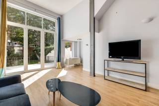 1000 BRUSSEL (Dautzenbergstraat 74) - Op een uitstekende locatie op de grens tussen Brussel en Elsene, tussen de Louizalaan en het Falgeyplein, vlakbij kleine winkels, openbaar vervoer, scholen, ... TREVI biedt u een prachtige woning in neorenaissancestijl aan, gerenoveerd in 2008 en voorzien van alle nodige comfort. De woning is als volgt ingedeeld: marmeren inkomhal, mooie, volledig uitgeruste keuken met bijkeuken, eetkamer en woonkamer met hoge plafonds en een grote erker die uitkijkt op de tuin op het zuiden. De 1e en 2e verdieping zijn op dezelfde manier ingedeeld, met een nachthal, 2 slaapkamers en 1 badkamer. Op de 3e verdieping + zolder zijn 2 slaapkamers en 1 badkamer ingericht, wat perfect geschikt zou zijn voor een jong meisje dat bij haar vader woont of als klein appartement. Gerenoveerd rond 2008, gascondensatieketel (2020), dubbele beglazing, waterontharder (2018), ... Het huis is bij de overdracht direct bewoonbaar. PEB: G (404 kWh/m²/an et 81 kg CO²/m²/an). Meer informatie en bezichtiging bij Louis op 0477 57 98 87 of via e-mail LMEERT@TREVI.BE