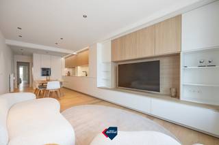 Appartement entièrement rénové avec cuisine ouverte et un séjour lumineux offrant une vue impressionnante sur le entrée du du port et la côte jusqu’à Zeebruges. Les finitions sont de très haute qualité : un parquet continu apporte une ambiance chaleureuse et élégante. La cuisine est attenante à un espace de rangement pratique. À l’arrière, une terrasse paisible est accessible depuis l’une des chambres, idéale pour profiter du calme. Le hall de nuit est équipé de placards intégrés et d’un espace prévu pour une machine à laver. L’appartement offre de nombreux espaces de rangement, et une cave privée est incluse. Situé en plein centre-ville, à deux pas des commerces, restaurants et des transports en commun. Une occasion unique de vivre avec style à la mer — planifiez rapidement votre visite!