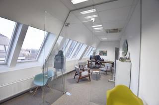 <p>Kantoorruimte te huur in Garden Square, Laarstraat 16 te Wilrijk</p>
<p>In het kantorencomplex zijn verschillende kantoorruimtes te huur. Het complex bestaat uit drie gebouwen, elk met drie verdiepingen en uitgerust met een lift.</p>
<p>Dankzij de uitstekende ligging nabij de A12 en E19 is deze locatie vlot bereikbaar, zowel met de wagen als met het openbaar vervoer. Bovendien bevindt zich een bushalte op minder dan 50 meter wandelafstand.</p>
<p>Binnen het complex zijn meerdere kantoorruimtes beschikbaar, met verschillende oppervlaktes.</p>
<p>Verder zijn er zowel bovengrondse als ondergrondse parkeerplaatsen beschikbaar.</p>