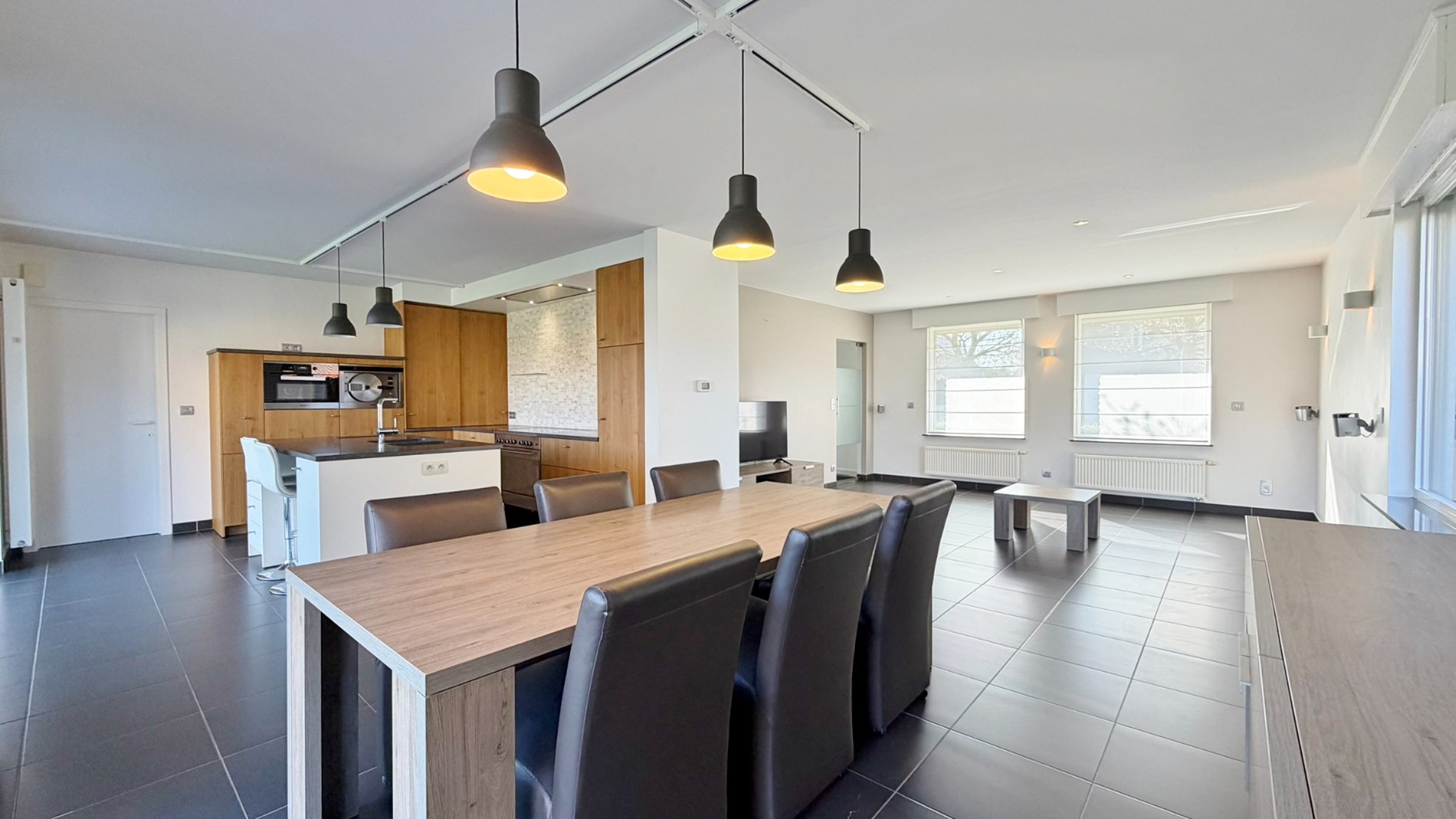 Ruime, zeer goed onderhouden villa met prachtige tuin in rustige doodlopende straat. - foto 4