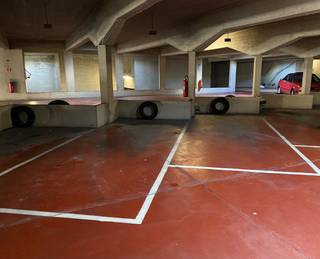 Staanplaats n°288 op 4de verdiep<br />De staanplaats is te betreden via Hendrik Serruyslaan 40, de uitgang is gelegen in de Aertshertoginnestraat 23 in Oostende.<br /><br />Staanplaats met maximale hoogte voor de wagen van 1m80. <br />Geschikt voor kleiner wagens (niet te hoog, niet te breed)<br />Hoogte: 1,80 m <br />Breedte: 2,20 m<br /><br />Huurprijs: 92,00 euro/maand<br />Waarborg sleutel: 20,00 euro<br />Beschikbaar!<br />De snelste manier om een bezoek te brengen aan de autostaanplaats? Vraag je bezoek aan via de rode knop op onze website (www.dewaele.com) en je wordt gecontacteerd door één van onze verhuurexperten.