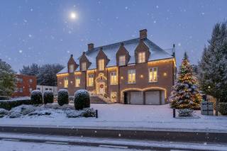 Dit uitzonderlijke villament van 265m² biedt ongeëvenaard comfort en luxe, met een schitterend ruim terras, een privé tuin van 390m², dubbele...