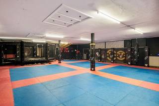 Bent u op zoek naar een interessante investering met onmiddellijk rendement?Dit ruime, gelijkvloerse handelspand van maar liefst 375 m² biedt een...