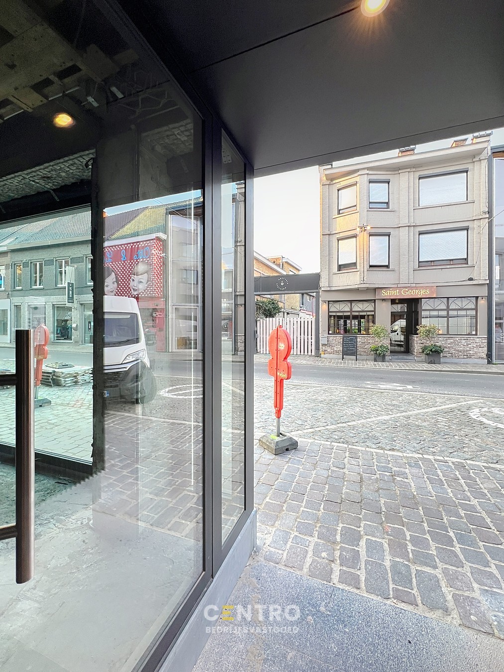 Casco handelsgelijkvloers (± 175m²) met stockruimte (±90m²), verdere afwerking in onderling overleg! - foto 2