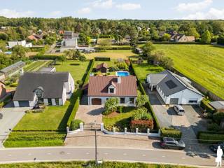 <p><strong><span>Instapklare villa met 4 slaapkamers, garage, zwembad en zonnige tuin op een perceel van 1.488 m²</span></strong></p>
<p><strong>BESCHRIJVING:</strong></p>
<p><span>Bent u op zoek naar een <strong>instapklare villa </strong>waar ruimte, comfort en een rustige ligging hand in hand gaan? Deze uitstekend onderhouden villa, gelegen in een rustige fietsstraat tussen Bonheiden en Peulis, biedt alles wat een gezin zich kan wensen. De woning werd opgetrokken met kwalitatieve materialen, doorheen de jaren met de grootste zorg onderhouden en is volledig instapklaar.</span></p>
<p><span>Met een bewoonbare oppervlakte van ca. 238 m² op een <strong>royaal perceel van 1.488 m²</strong> geniet u hier van een aangename woonbeleving, zowel binnen als buiten. Bovendien dragen de zonnepanelen en zonneboiler, gecombineerd met een gunstig EPC van slechts </span><strong><span>135 kWh/m² (B-label)</span></strong><span>, bij aan een energiezuinige en toekomstgerichte woning.</span></p>
<h3><span>INDELING:</span></h3>
<p><span>Via de inkomhal betreedt u de <strong>ruime en lichtrijke leefruimte</strong>, waar grote raampartijen zorgen voor een overvloed aan natuurlijk licht en een prachtig zicht op de veranda en de fraai aangelegde tuin. De authentieke houten balken en de sfeervolle open haard geven deze leefruimte een warme en karaktervolle uitstraling.</span></p>
<p><span>Aansluitend bevindt zich de volledig uitgeruste keuken, die rechtstreeks toegang biedt tot de ruime veranda. Deze vormt een aangename uitbreiding van de leefruimte en laat u het hele jaar door genieten van het uitzicht op de tuin en het verwarmde zwembad.</span></p>
<p><span>Verder beschikt de woning op het gelijkvloers over een ruime slaapkamer, een stijlvolle badkamer uitgerust met ligbad, douche en dubbele lavabo, een apart gastentoilet en een inpandige garage met voldoende bergmogelijkheden.</span></p>
<p><span>Op de verdieping bevinden zich nog <strong>drie volwaardige slaapkamers</strong>, twee ruime nachthallen en een praktische zolderberging die extra opbergruimte biedt. Tevens is er ook nog een volwaardige zolderverdieping (te bereiken via vlizotrap) ideaal als extra bergruimte.</span></p>
<p><span>Ook buiten overtuigt deze villa moeiteloos. De verzorgde tuin werd met oog voor detail aangelegd en biedt dankzij het verwarmde zwembad, de buitendouche, verschillende zonneterrassen en het open zicht achteraan een oase van rust en privacy waar het heerlijk vertoeven is.</span></p>
<h3><span>Bijzonderheden:</span></h3>
<ul>
<li><span>Rustig gelegen in een fietsstraat tussen Bonheiden en Peulis</span></li>
<li><span>Instapklare villa, gebouwd met kwalitatieve materialen</span></li>
<li><span>Tot in de puntjes onderhouden</span></li>
<li><span>Perceel van 1.488 m²</span></li>
<li><span>Bewoonbare oppervlakte ca. 238 m²</span></li>
<li><span>Vier volwaardige slaapkamers</span></li>
<li><span>Ruime en lichtrijke leefruimte met open haard</span></li>
<li><span>Volledig uitgeruste keuken</span></li>
<li><span>Ruime veranda met zicht op de tuin</span></li>
<li><span>Verwarmd zwembad met buitendouche</span></li>
<li><span>Inpandige garage</span></li>
<li><span>Zonnepanelen en zonneboiler</span></li>
<li><span>Energiezuinig met EPC </span><strong><span>135 kWh/m² (B-label)</span></strong></li>
</ul>
<p><span>Interesse in deze prachtige villa? Neem gerust contact op met ons voor meer informatie of een bezoek ter plaatse. <br /></span><span>Wij begeleiden u graag bij de ontdekking van deze unieke eigendom.</span></p>