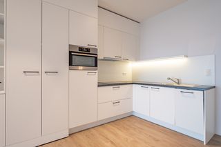 <p>Een moderne assistentieflat gelegen op de tweede verdieping met uitzicht op de binnentuin van Residentie Zuidburg.</p>

<p>De assistentieflat heeft een volledig ingerichte open keuken met leefruimte en een slaapkamer met gemakkelijke doorgang naar de badkamer.</p>

<p>De leefruimte en de slaapkamer geven beiden uit op het terras. Er is ook een garage aanwezig bij de aankoop van deze serviceflat.</p>

<p>Een ideaal alternatief voor iemand die wat ouder wordt, maar toch nog zelfstandig wil blijven wonen met de nodige extra hulp.</p>

<p>Interesse in deze moderne serviceflat? Neem gerust contact op met het kantoor!<br /><br />Het gaat om een erkende assistentieflat. Op deze verkoop betaal je 12% BTW.<br />Mogelijkheid tot aankoop garage: 30.000 euro.</p>