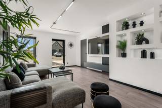 <p><span>Recente woning met 3 slaapkamers, kwalitatieve afwerking op rustige ligging.</span></p><p><span> </span></p><p><span>Belangrijkste troeven:</span></p><p><span>- verkoop onder 2% registratie!</span></p><p><span>- Centrale ligging</span></p><p><span>- Kwalitatief afgewerkt</span></p><p><span>- Bouwjaar 2023!</span></p><p><span>- E20</span></p><p><span>- 3 slaapkamers</span></p><p><span>- Voldoende bergruimte</span></p><p><span>- Zonnepanelen</span></p><p><span>- Zonneboiler</span></p><p><span>- Quooker kraan in de keuken en granieten werkblad</span></p><p><span>- extras: onzichtbare deuren, wandverwarming in de badkamer, inbouwkast</span></p><p><span>- mogelijkheid tot plaatsen carport met berging (vergund)</span></p><p><span> </span></p><p><span>Bekijk zeker ook de foto's en de grondplannen met de afmetingen. Zo krijgt u van thuis uit al een perfect beeld van wat deze woning te bieden heeft!</span></p><p><span> </span></p><p><span>Wenst u meer info of een vrijblijvende bezichtiging, contacteer dan ons kantoor op het nummer 011 85 15 15 en wij helpen u graag verder.</span></p><p><span> </span></p>