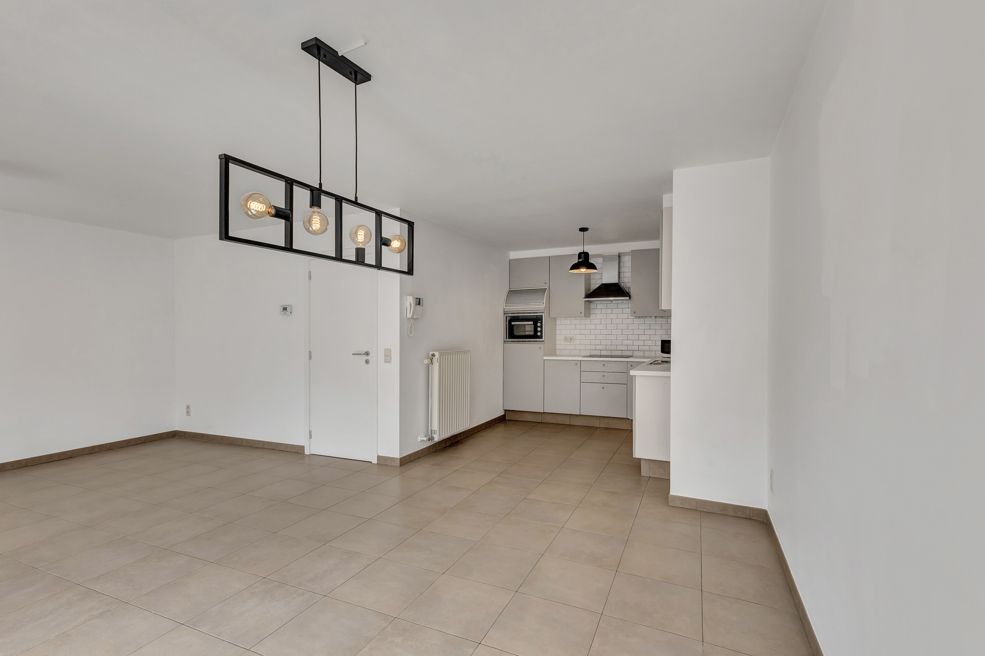 Ruim, instapklaar appartement met terras en autostaanplaats - foto 4