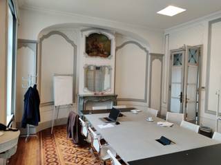 Bel immeuble de bureaux à vendre à Bruxelles avec superbe terrace. Le batiment se compose d'un rez-de-chaussée + 3 étages (660m²), d'un sous-sol (145m²) et d'une terrasse (107m²). Le bien se trouve entre la place Madou et Botanique, sur la petite ceinture. Rénové en 2005, le bien est en très bon état et plein de charme, hauts plafonds, parquet, cheminées et poutres apparentes. Facilement accessible en voiture et en transport en commun: bus, tram, train et métro.