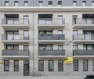 !!!  Gelieve een mail te sturen naar INFO@BRVASTGOED.BE met vermelding van Naam, GSM nummer en adres van het te bezoeken pand!!!  Beschikbaar vanaf 15/2/2026.  Recent en energiezuinig dakappartement, ideaal voor starters, met 1 slaapkamer en een bureel/dressing. De lichte leefruimte met open keuken is volledig uitgerust met vaatwasser, combi-oven, ijskast, spoelbak en aansluiting voor wasmachine, zodat je meteen comfortabel kunt wonen. Het appartement heeft een gunstig EPC-rapport, wat lagere energiekosten garandeert.<br />De eyecatcher van dit appartement is het ruime zonneterras, perfect om te genieten van het mooie vergezicht, zonnebaden of gezellig buiten te eten. Daarnaast is er een badkamer met douche en toilet, een ondergrondse berging en fietsenstalling.<br />De ligging is uitstekend: vlakbij Park Spoor Noord, winkels, grootwarenhuizen en openbaar vervoer, waardoor alles wat je nodig hebt binnen handbereik is.<br />Een knus en modern appartement met veel licht, buitenruimte, praktische indeling en energiezuinig comfort – perfect voor wie net start op de woonmarkt!  Kosten gemene delen €50 per maand.  Afzonderlijke meters voor de nutsvoorzieningen (water, gas en elektriciteit).