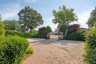 <p><span>Sfeervolle villa met 5 slaapkamers, zwembad, veranda en uniek verhuurpotentieel </span></p><p><span>Op een rustige plek langs de Luikersteenweg in Lommel, op wandelafstand van de bekende Lommelse Sahara en het uitgestrekte groen van de Kempen, ligt deze verzorgde villa met een bewoonbare oppervlakte van maar liefst 287 m².</span></p><p><span>Deze open bebouwing oogt warm en tijdloos, met een verzorgde baksteengevel, een hellend dak met dakkapel en een aangelegde oprit. Binnenin geniet u van ruime, lichtrijke leefruimtes, met 5 slaapkamers en 2 badkamers. Kortom, comfort zonder in te leveren op ruimte.</span></p><p><span>Buiten geniet u het hele jaar door</span></p><ul><li><span>Een lichte veranda die naadloos aansluit op de leefruimte en keuken.</span></li><li><span>Een overdekt terras, perfect om buiten te tafelen ongeacht het weer.</span></li><li><span>Een buitenzwembad voor onvergetelijke zomers.</span></li><li><span>Ruime bijgebouwen, momenteel ingericht met o.a. een infrarood-cabine, ideaal als wellness-, hobby- of extra opslagruimte.</span></li></ul><p><span>Deze villa scoort met EPC-label C (258 kWh/m² per jaar) merkelijk beter dan de gemiddelde open bebouwing (418 kWh/m² per jaar), mede dankzij de reeds aanwezige 71 m² zonnepanelen op het dak. Een woning die vandaag al energiebewust leeft, met ruimte om in de toekomst nog verder te verduurzamen. </span></p><p><span>Lommel combineert de rust van de Kempense natuur met een vlotte verbinding naar Eindhoven, Hasselt en de E313. Ruimte, groen en bereikbaarheid in één adres.</span></p><p><span>Een unieke troef: bewezen verhuurpotentieel</span><span> </span></p><p><span>Op het domein staan bovendien twee karaktervolle accommodaties die eerder succesvol dienst deden als B&B-verblijf. Voor wie een woning zoekt met extra mogelijkheden, of gewoon de ruimte om familie en vrienden comfortabel te ontvangen, is dit een zeldzame troef die weinig andere villa's in de regio kunnen bieden.</span></p><p><span>Interesse of een bezoek inplannen? Neem gerust contact op voor meer informatie of een persoonlijke rondleiding. </span></p>