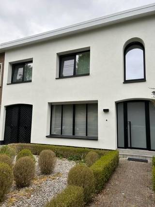 In een rustige straat in het hart van Mariaburg ligt deze recent gerenoveerde woning, een plek waar u elke dag thuiskomt in rust en licht. Zodra u binnenstapt, merkt u hoe de natuurlijke lichtinval de ruimtes open en aangenaam maakt, wat meteen zorgt voor een warme, uitnodigende sfeer.<br />De woning beschikt over drie comfortabele slaapkamers en een extra bureauruimte, ideaal voor wie thuis werkt of gewoon graag een rustige plek heeft voor zichzelf. De compacte badkamer is praktisch ingericht, terwijl de gezellige leefruimte met eetkamer en ingerichte keuken uitnodigt tot lange avonden samen aan tafel.<br />Achteraan wacht een leuk terras met zicht op de ruime Zuidelijk georiënteerde tuin, een plek waar u in alle rust kan genieten van de buitenlucht en waar kinderen naar hartelust zich kunnen uitleven. Ook aan comfort en bergruimte werd gedacht: er is een kelder én een ruime garage, perfect voor extra opslag of hobby’s.<br />Dankzij de energiezuinige EPC-score B woont u hier niet alleen comfortabel, maar ook met oog voor efficiëntie. De woning wordt verhuurd als hoofdverblijfplaats via een 9-jarig huurcontract, 3-jaarlijks opzegbaar, wat zorgt voor stabiliteit en gemoedsrust op lange termijn. Dit vanaf 1/3/2026 . <br />Voelt u het al?<br />Dan nodigen we u graag uit om deze woning zelf te ontdekken.<br />📩 Katrin@wollaertvastgoed.be | ☎️ 03 283 44 00