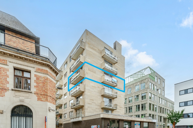 Roeselare-stadskern. Verzorgd twee-slaapkamerappartement met 3 terrassen, zuidelijk gelegen, 89m2 woonplezier. Aparte ondergrondse autostaanplaats mogelijk. - foto 1