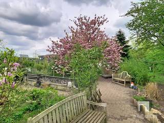 Op zoek naar een woning met karakter, ruimte en heel wat potentieel? Dan is deze charmante, op te frissen woning uit 1960 zeker een bezoek...