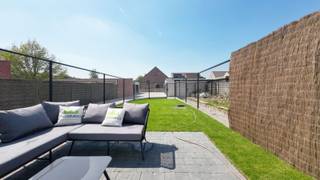 <strong>--- LAATSTE KANS OM AAN TE KOPEN AAN 6% BTW ---<br />--- BESPAAR TOT 34.110 euro !!! ---</strong><br /><br /><strong>E-Peil = 6 ---> 100% vrijstelling van onroerende voorheffing de eerste 5 jaar!</strong><br /><br /><span><span>Met trots stellen wij u <strong>Residentie CHRISTINE</strong> voor, een tijdloze architecturale parel die zich zal realiseren in het centrum van <strong>Staden</strong>. Deze <strong>kleinschalige residentie</strong> bevindt zich in de Grote Veldstraat, een rustige zijstraat van de Sint Jansstraat, en gelegen nabij de levendige dorpskern op wandelafstand van het openbaar vervoer, verschillende winkels en supermarkten. Tevens kan men genieten van een uitstekende en vlotte verbinding naar Roeselare, Diksmuide en Ieper.<br />Op deze rustige en centrale ligging realiseert de bouwheer een weldoordacht nieuwbouwproject bestaande uit <strong>4 appartementen</strong>. De residentie beschikt over 2 gelijkvloerse appartementen met telkens 2 slaapkamers en een zongerichte tuin met terras. Daarnaast omvat de eerste en tweede verdieping telkens een appartement met 3 slaapkamers en ruim, zongericht terras. <br />In Residentie Christine speelt de architectuur met kleur en duurzame materialen waardoor de uitstraling perfect past in het straatbeeld en er tegelijk een tijdloze uitstraling wordt gecreëerd.<br /><br />De appartementen die we u aanbieden in deze residentie zijn erg ruim, genieten <strong>veel lichtinval </strong>en zijn <strong>uiterst kwalitatief afgewerkt</strong>. Bij het ontwerp van de appartementen stonden kwaliteit en comfort voorop. Bovendien werd er zeer veel aandacht besteed aan de nieuwste normen van energie-efficiëntie. Ook aan de praktische indeling, bergruimte en privacy van de bewoners werd heel wat aandacht geschonken. Achterliggend beschikt de residentie over <strong>7 garages en een overdekte fietsenstalling</strong>.<br /><br />De appartementen hebben bewoonbare <strong>oppervlaktes variërende van 92 m² tot 119 m²</strong>. Zowel voor wie op zoek is naar een appartement met twee slaapkamers als wie droomt van een ruim drieslaapkamerappartement zijn er mogelijkheden binnen ons aanbod.<br /><br />Alle appartementen in Residentie Christine zijn uitgerust met de <strong>nieuwste energiezuinige technieken</strong>, nl. <strong>vloerverwarming in combinatie met warmtepomp (lucht/water)</strong>. Hierdoor geniet u heel het jaar door over een aangenaam binnenklimaat. Ieder appartement zal over zijn eigen <strong>fotovoltaïsche zonnepanelen</strong> beschikken op het dak van de residentie. Voor de afwerking (materiaalkeuzes) heeft de bouwheer voldoende budget voorzien zodat u als koper kan genieten van mooie keuzes bij de leveranciers. Het lastenboek en de lijst van de leveranciers zijn te verkrijgen bij de makelaar. </span><span><strong><em>Uiteraard kan alles volledig op maat van de wensen van de klant afgewerkt worden. </em></strong></span></span><br /><br /><strong><u><span><span>Indeling van het gelijkvloerse appartement 00.02:</span></span></u></strong><br /><em><span><span>Inkomhal - apart gastentoilet met handwasbakje - aparte voorraadberging met voorzieningen voor wasmachine/droogkast - lichtrijke leefruimte gekoppeld aan de zongerichte tuin (61 m<sup>2</sup>) met terras - volledig ingerichte keuken met kookeiland en vitro-keramische kookplaat, dampkap, combi-oven, vaatwas, ingebouwde koelkast en een spoelbak - badkamer uitgerust met een dubbele wastafel en douche - 2 ruime slaapkamers. Dit gelijkvloerse appartement beschikt bovendien over een eigen regenwaterput.</span></span></em><br /><br /><span><span>Ideaal voor wie op zoek is naar een vaste woonplaats, een tweede verblijf of een veilige investering met groeiende meerwaarde. Kom langs op ons kantoor en ontvang een unieke verkoopbrochure van Residentie 'Christine'.</span></span><br /><br /><span><span><strong>!! Aankoop aan het voordeel-tarief van 6% is mogelijk !!</strong> - << onder voorwaarden >></span></span><br /><br /><span><span><strong>OPM:</strong> in de garages is drijfkracht (400V) voorzien, ideaal voor het plaatsen van een elektrisch oplaadpunt voor uw wagen.</span></span><br /><span><span>informeer u bij de makelaar voor eventuele meerprijzen van afwerking die op heden zijn gerealiseerd in het appartement (schilderwerken,...) <br /><br />Bent u op zoek naar een prachtig en ruim appartement met 2 of 3 slaapkamers en een <strong>zongerichte tuin of terras</strong>, gelegen in een kleinschalige residentie? Plan dan snel uw afspraak! <strong>Contacteer ons op het nummer 051 50 11 51 of per mail via diksmuide@diksimmo.be. </strong>Wij komen ook met plezier tot bij u langs voor een persoonlijke uitleg en voorstelling van het project.</span></span>